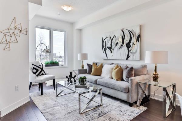 bold accent wall and pink sofa